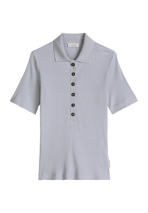 Polo à manches courtes gris clair côtelé avec six boutons foncés et une petite étiquette de marque sur la couture latérale.