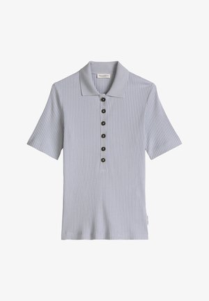 Polo à manches courtes gris clair côtelé avec six boutons foncés et une petite étiquette de marque sur la couture latérale.