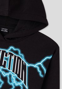 Felpa nera con cappuccio caratterizzata da un design grafico con testo bianco e motivi di fulmini blu. Tessuto morbido con taglio classico e cappuccio con cordino.
