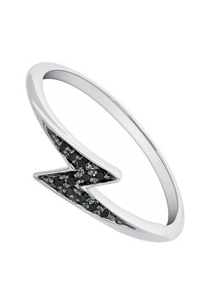 Anillo de plata con diseño de rayo, adornado con piedras negras y un acabado suave y pulido.