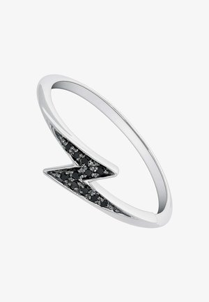 Anillo de plata con diseño de rayo, adornado con piedras negras y un acabado suave y pulido.