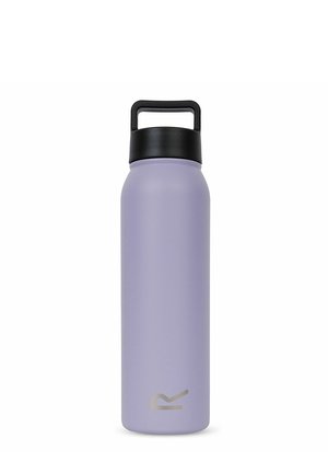 Botella de agua aislada alta color lavanda con tapa de rosca negra y asa rectangular sobre fondo blanco.