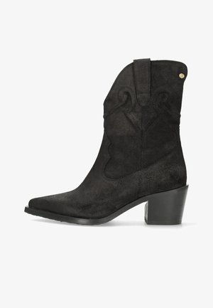 Czarne zamszowe kowbojki z ostrym noskiem, dekoracyjnym przeszyciem, pętelką do zakupu oraz drewnianym obcasem.