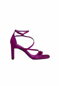 Fuchsia hoge hak sandaal met meerdere kruislings straps, gesloten hiel en glad synthetisch materiaal. Rond teenontwerp en slanke hak.
