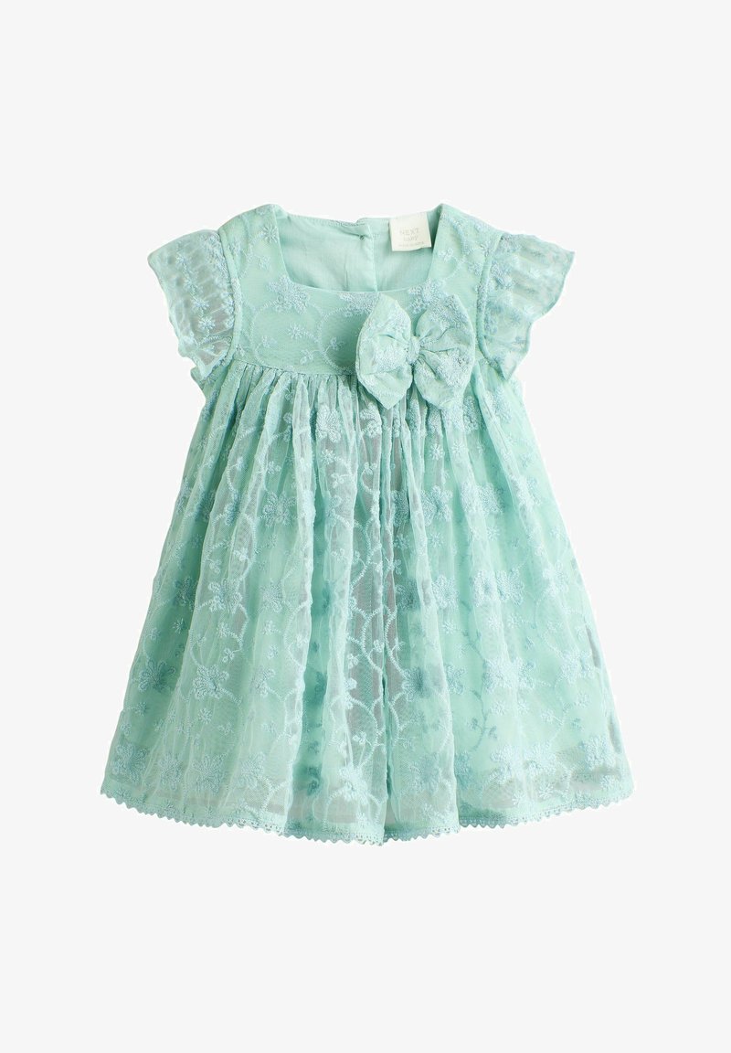 Robe de bébé vert clair avec superposition en dentelle, manches courtes, jupe froncée et un grand nœud sur la poitrine.