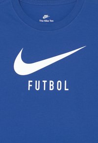 Nike Performance - FTBL SCCR TEE - T-shirt imprimé - game royal/white - 2