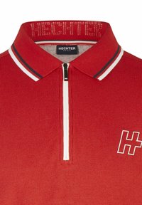Rood polo shirt met een rits, witte en marineblauwe strepen bij de kraag, gestructureerde stof en een wit "H" logo aan de linkerkant.