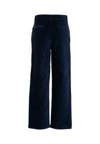 Navyblauwe wijde fluwelen broek met riemlussen en twee achterzakken, weergegeven vanaf de achterkant tegen een witte achtergrond.