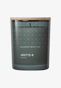 Vela de cristal verde oscuro con tapa de madera, etiquetada "SKANDINAVISK ARKTIS Fuego helado", que presenta sutiles patrones geométricos.