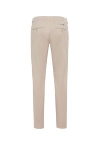 Beige slim-fit broek met een soepele textuur, voorzien van twee achterzakken met knopen en een ritszak aan de rechterzijde.