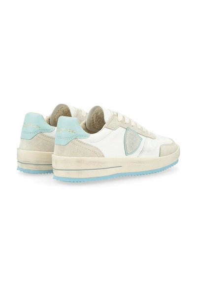 Białe i jasnoniebieskie sneakersy z zamszowymi akcentami, okrągłym noskiem, teksturowaną podeszwą oraz detalem z logo na pięcie. Klasyczny design niskich butów.