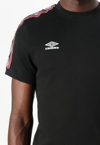 Umbro TAPED TEE - T-shirts med print - black