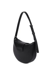 Čern�á kožená taška přes rameno s zakřiveným tvarem, plochým předním klapkou, nastavitelným popruhem a minimalistickým designem. Hladká textura s prošitými okraji.