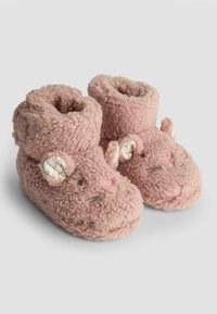 Mjuka rosa plyschtofflor med en fluffig textur, med blommönstrade öronaccenter och broderade ansiktsdetaljer. Rund tådesign.