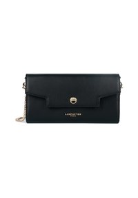 Clutch nera in pelle Lancaster Paris con chiusura a bottone dorato e tracolla a catena, forma rettangolare con bordi cuciti.