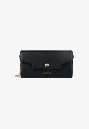 Clutch nera in pelle Lancaster Paris con chiusura a bottone dorato e tracolla a catena, forma rettangolare con bordi cuciti.