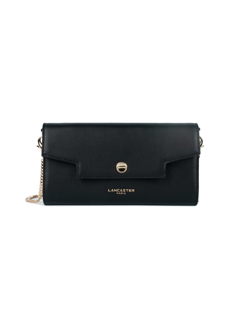Clutch nera in pelle Lancaster Paris con chiusura a bottone dorato e tracolla a catena, forma rettangolare con bordi cuciti.