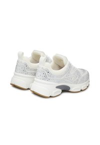 Sneaker bianche con upper testurizzato adornato da strass, suola imbottita e un accento grigio sul tallone. Design in stile sportivo.