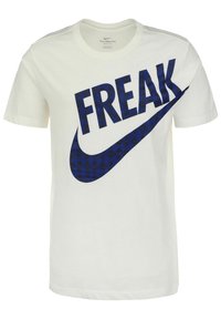 Camiseta de algodón blanca con un gran gráfico azul de "FREAK" y el logotipo de Nike, con una textura suave y cuello redondo.