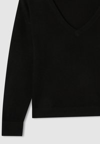 Maglione nero a collo a V con maniche lunghe, polsini e orlo a costine. Realizzato in tessuto morbido, presenta una superficie liscia e un design semplice.