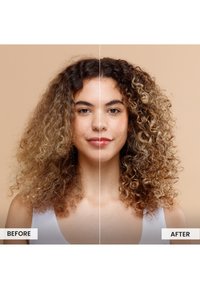 Cheveux bouclés avec une transition de frisottis à des boucles définies. Le côté gauche montre des cheveux non coiffés ; le côté droit présente des boucles plus lisses et plus uniformes.