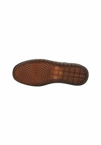 Semelle de chaussure en caoutchouc marron avec des motifs en zigzag et circulaires, présentant des bords surélevés et une surface texture pour une meilleure adhérence.