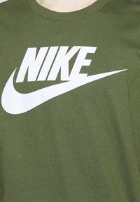 Nike Sportswear TEE ICON FUTURA  - T-shirt estampada - rough green/white