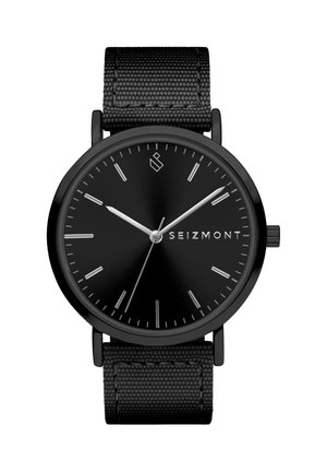 Sort analogt armbåndsur med nylonrem, minimalistiske sølv timeindikatorer og visere som viser 10:10:08, merkenavn Seizmont på urskiven.