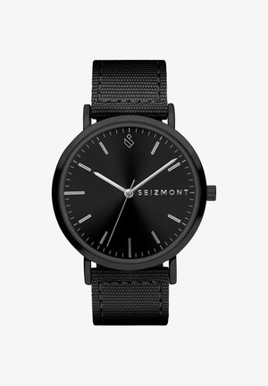 Schwarze analoge Armbanduhr mit Nylonarmband, minimalistischen silbernen Stundenmarkierungen und Zeigern, die 10:10:08 anzeigen, Markenname Seizmont auf dem Zifferblatt.