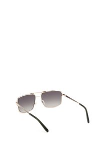 Gafas de sol con montura cuadrada y lentes degradados. Montura de metal con acentos plateados. Puntas de las varillas verdes que mejoran el agarre. Diseño liviano, con hardware minimalista.