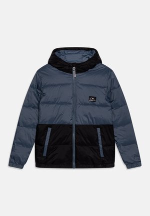 Giacca imbottita con design bicolore, metà superiore blu scuro e metà inferiore nera, dotata di cappuccio, cerniera frontale e due tasche laterali.