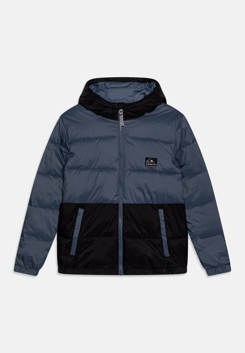 Veste matelassée avec un design bicolore : moitié supérieure bleu marine et moitié inférieure noire, dotée d'une capuche, d'une fermeture éclair frontale et de deux poches latérales.