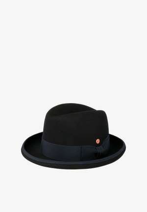Schwarzer Fedora-Hut mit breiter Krempe und marineblauem Band mit kleinem rundem goldenen Anstecker an der Seite.