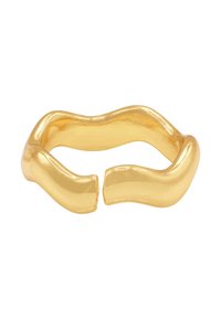 Anillo de metal en tono dorado con un diseño ondulado, que presenta una textura suave y brillante, y un hueco abierto en la parte trasera para un ajuste ajustable.