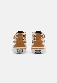 Baskets montantes avec un imprimé léopard, des accents en suède beige, une semelle en caoutchouc blanche et un logo sur le talon.