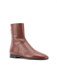 Braune Lederankelstiefel mit einem eleganten Design, glatter Textur, spitzer Zehenpartie und einer niedrigen schwarzen Sohle, die mit einem seitlichen Reißverschluss ausgestattet ist.