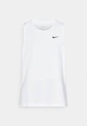 Camiseta sin mangas blanca de deporte hecha de tejido que absorbe la humedad, con un logotipo negro de Nike en el lado izquierdo del pecho. Textura suave.