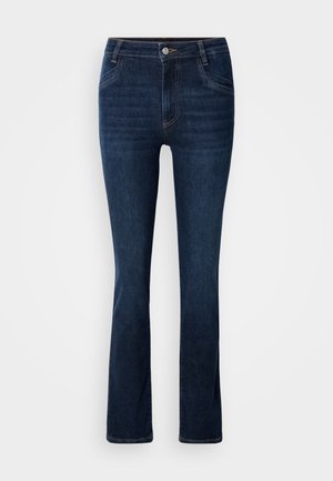 Mørkeblå denimbukser med bred bunn, som har en midjebånd med beltehemper, frontlommer og en subtil falmet tekstur gjennom hele.