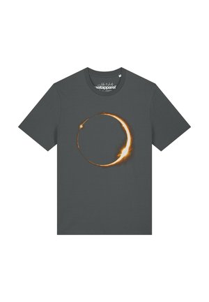 Dunkelgraues Kurzarm-T-Shirt mit einem leuchtend orange-gelben Ringdesign auf der Vorderseite, das einer Sonnenfinsternis ähnelt.