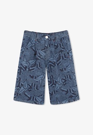 Shorts en denim avec un motif bleu et marine représentant des grues en origami et des vagues. Comprend des poches avant et une fermeture à bouton à la taille.