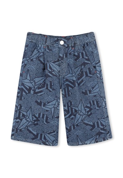 Shorts in denim con un motivo blu e navy che presenta gru origami e onde. Include tasche anteriori e una chiusura con bottone in vita.