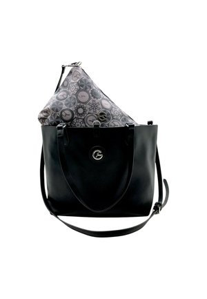 Borsa tote nera in pelle con una texture liscia e un logo in hardware dorato, con una pochette grigia a fantasia che spunta dalla parte superiore.