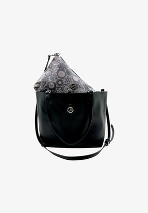 Borsa tote nera in pelle con una texture liscia e un logo in hardware dorato, con una pochette grigia a fantasia che spunta dalla parte superiore.