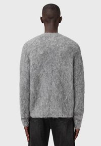 Maglione grigio, oversize, con una texture morbida, con colletto a girocollo e maniche lunghe, mostrato da dietro. Leggera peluria evidente.