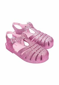 Różowe sandały z PVC pokryte brokatem, z designem T-strap, otwartym wplecionym wierzchem, zapięciem na klamrę i teksturowaną podeszwą dla lepszej przyczepności.
