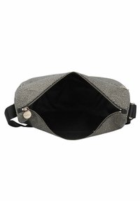 Marsupio con un esterno grigio e nero testurizzato, ampia apertura con cerniera e un interno nero liscio. Presenta un'etichetta in metallo con il logo.