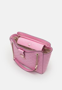 Vaaleanpunainen nahkainen käsilaukku, jossa on kohokuvioitu kuvio, ketjuilla koristellut kahvat, avoin yläosa ja sisällä pienempi vaaleanpunainen pussukka. Sileä pinta ja pehmeä viimeistely.