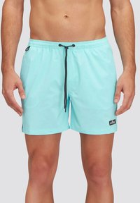 Costume da bagno azzurro chiaro con coulisse nera, patch con logo, orlo piatto e spacchi laterali. Realizzato in tessuto liscio e ad asciugatura rapida.