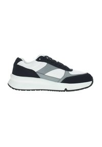 Sneakers che presentano un mix di materiali bianchi, blu navy e grigi. Design classico con punta arrotondata, stringhe frontali e suola in gomma testurizzata.