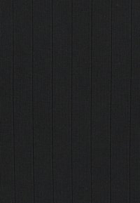 Tela negra acanalada con rayas verticales, con una textura fina. El material parece suave y elástico, adecuado para aplicaciones de confección.